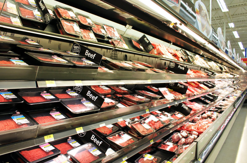 超市货架上的肉类和禽肉