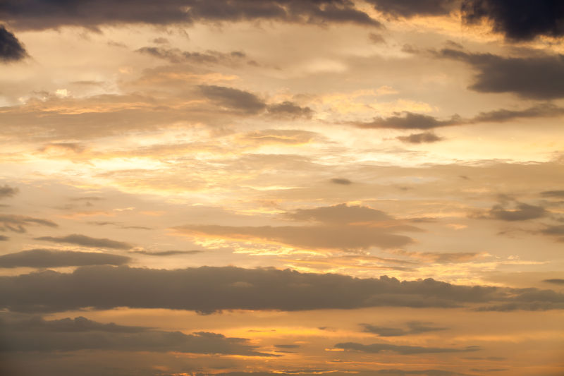 夕阳遍布的天空