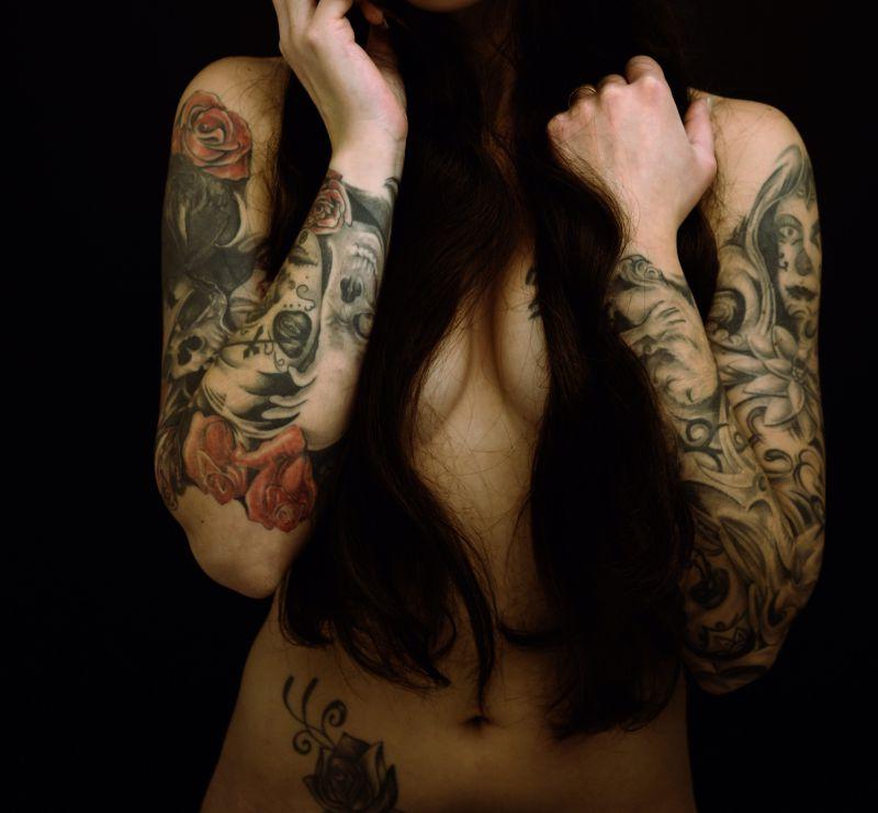 黑色背景上有纹身的黑色长发半裸性感美女