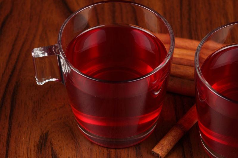 一杯暗红色的茶水