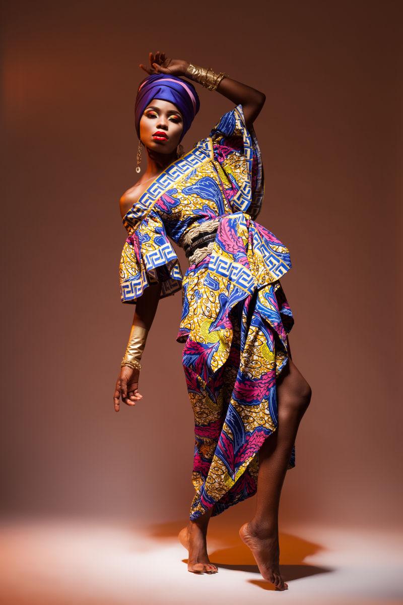 穿服装跳舞的非洲美女