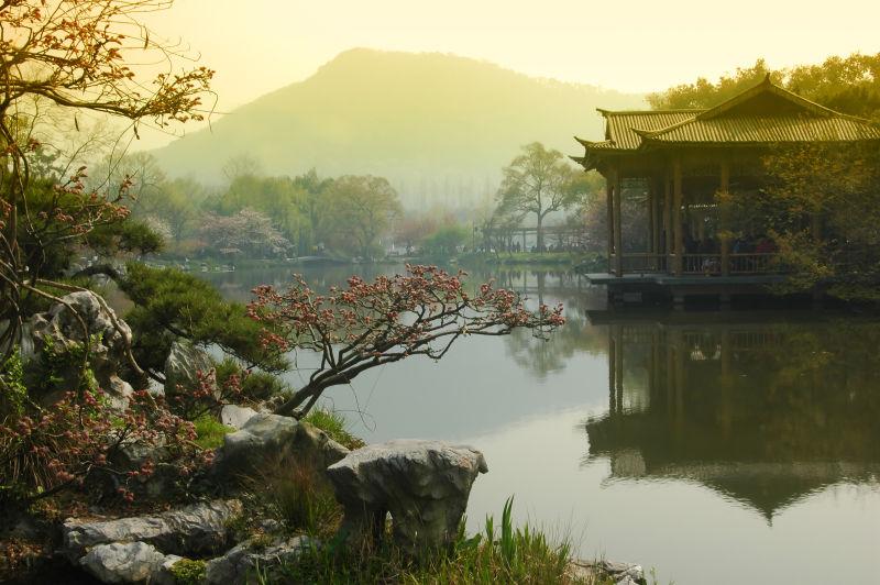 薄雾里的杭州西湖山水美景