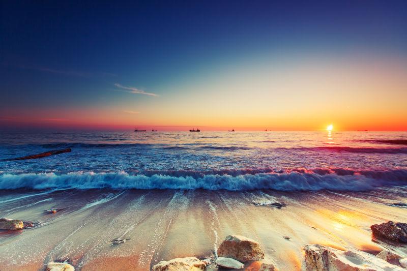 海洋地平线上美丽的日出