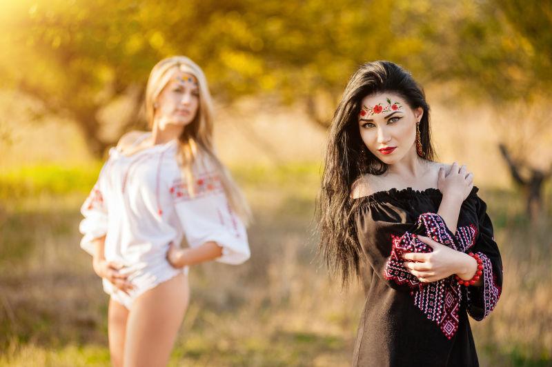 两个性感的乌克兰美女