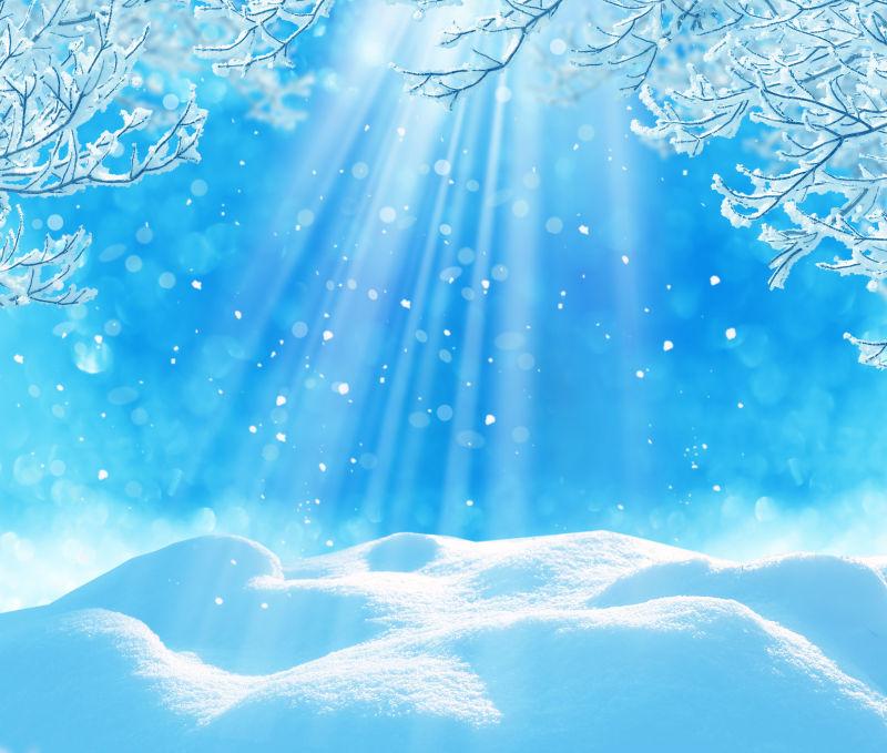 蓝色冬季阳光下雪背景