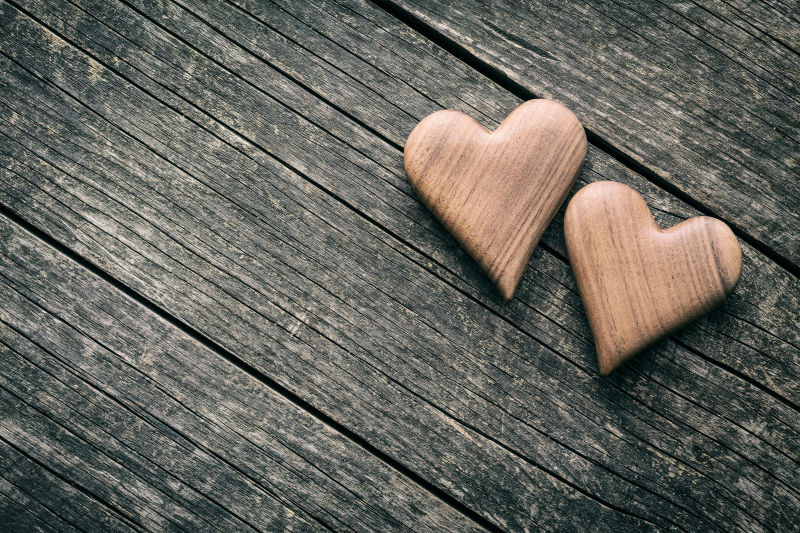 木板上的两颗爱心
