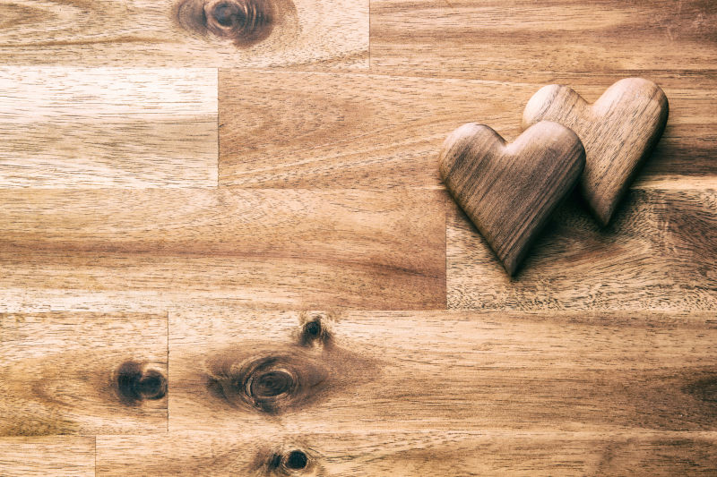 桌上的木制爱心