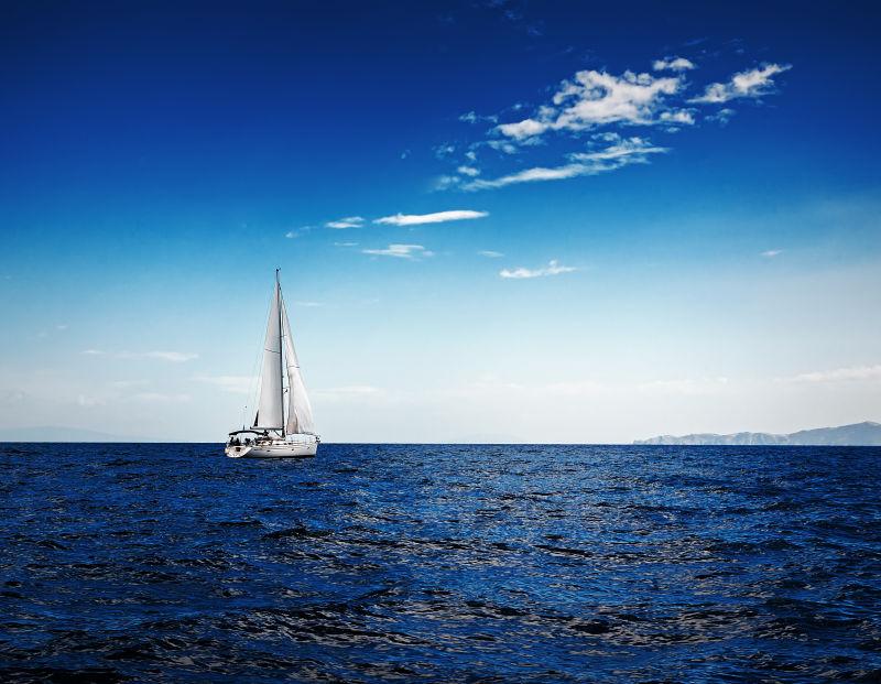 碧海蓝天背景下的白帆船