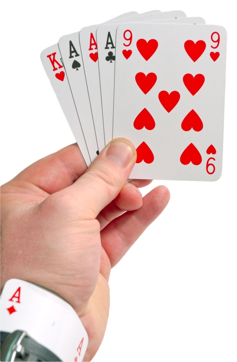 手上拿着一副扑克并在手上藏了一张牌