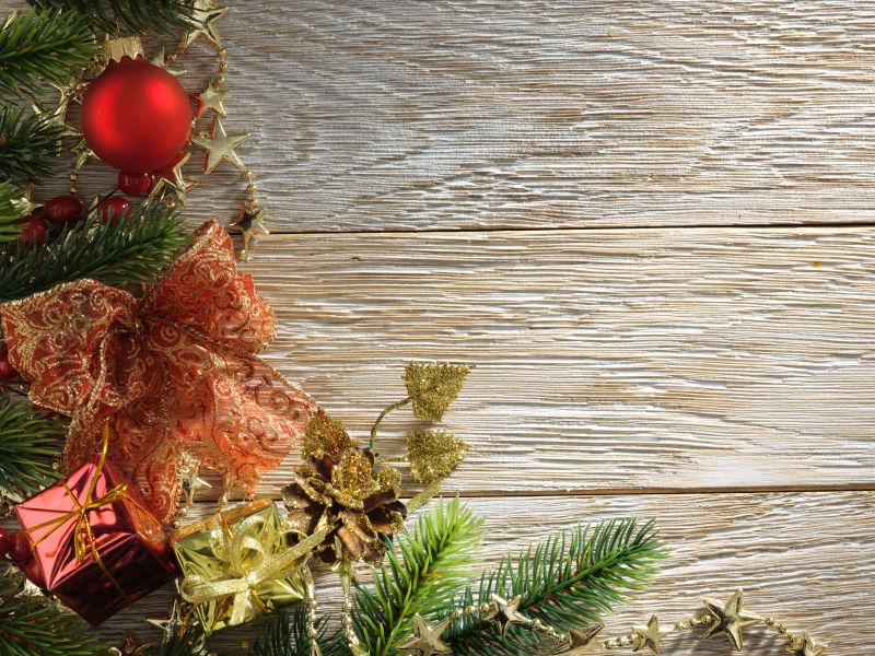 木板上的树枝上装饰着各种圣诞饰品