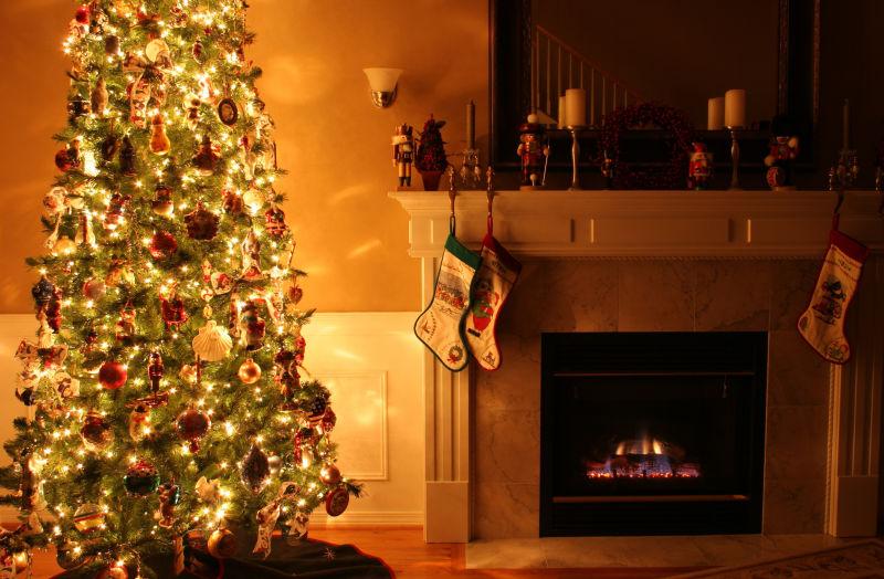客厅的壁炉边有一颗美丽的圣诞树