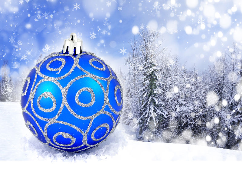 冬季背景中的蓝色圣诞球