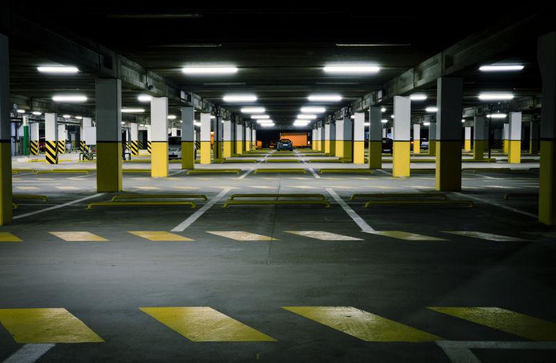空旷的地下停车场