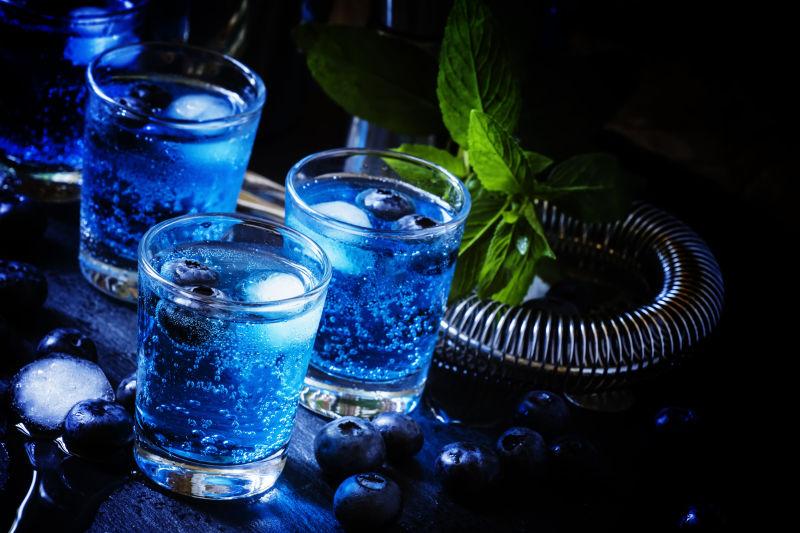 桌子上的冰蓝色鸡尾酒饮料