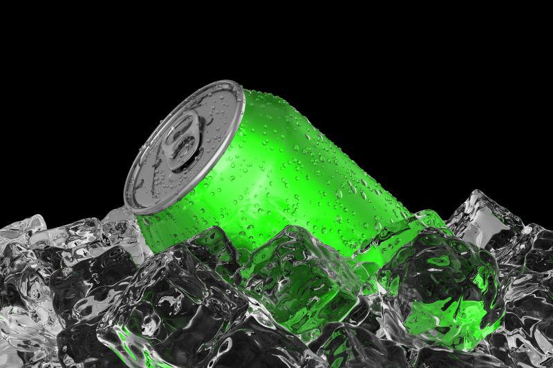 黑色背景前冰块上的绿色易拉罐饮料