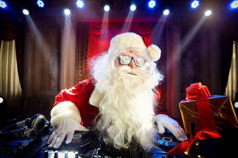 带着眼镜的圣诞老人在放音乐
