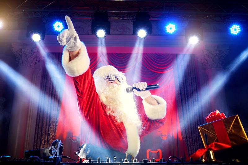 装扮圣诞老人的歌手在唱歌