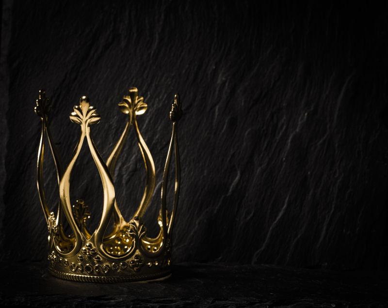 黑暗背景上的皇家金冠