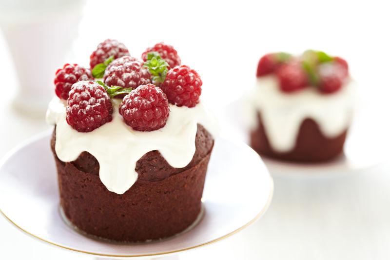 精致的树莓小蛋糕
