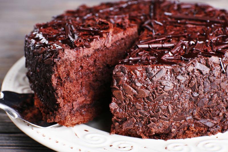 盘子里美味的巧克力可可蛋糕