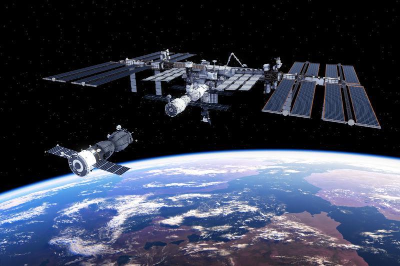 黑色太空中地球上空航天器对接国际空间站