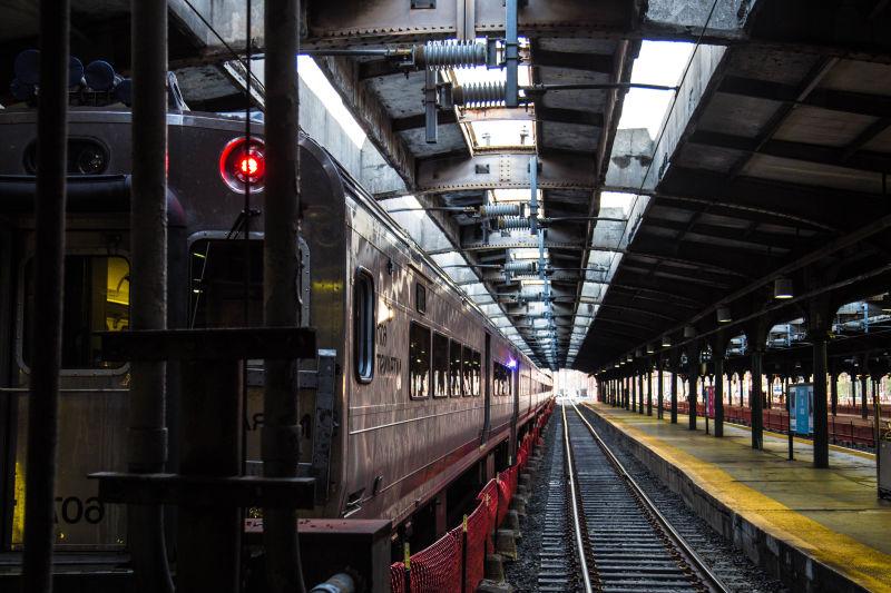 暗色背景下的霍博肯的火车站里的铁轨