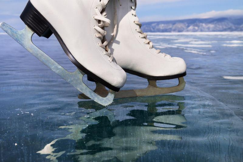 图冰滑冰在透明冰面上靠拢