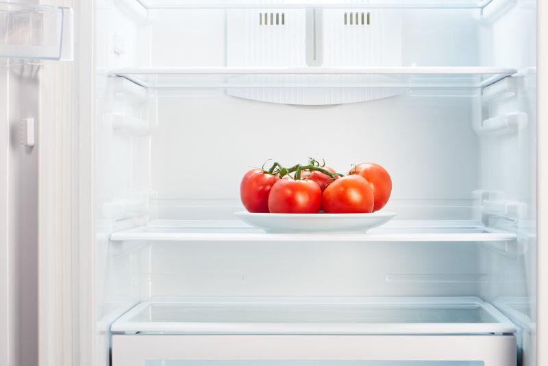 空荡荡的冰箱里有一盘西红柿