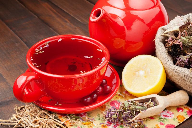红色的茶壶和茶杯在桌子上