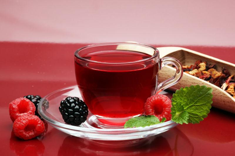 一杯红色的茶水和浆果
