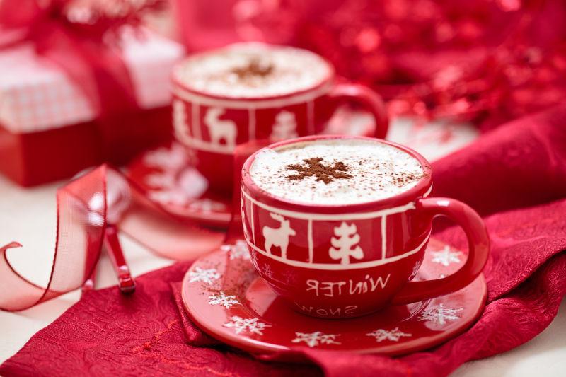 红色圣诞杯子里的咖啡
