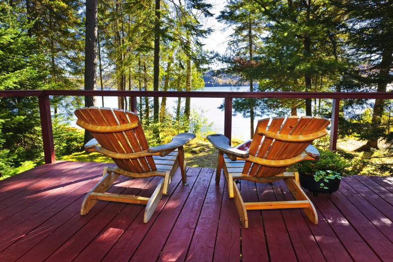 木制小屋甲板上的两张木制躺椅