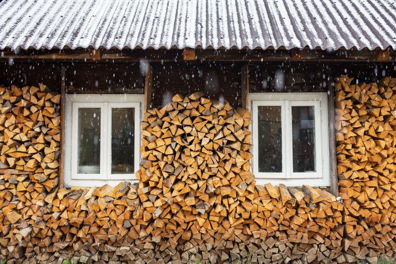 窗户外堆满柴的小木屋