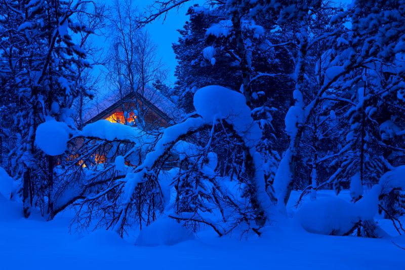 夜晚的山中雪景