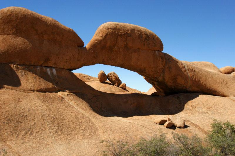 在沙漠纳米比亚的自然拱门