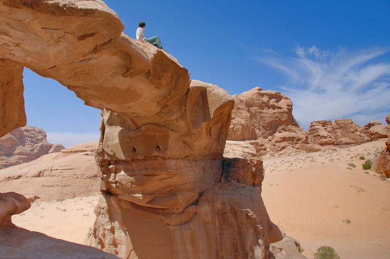 在瓦迪拉姆国家公园内的沙漠拱门