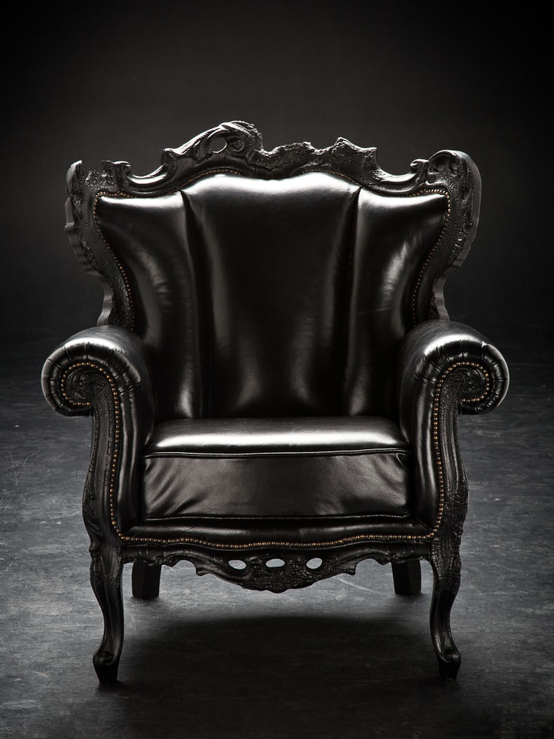 旧的黑色椅子
