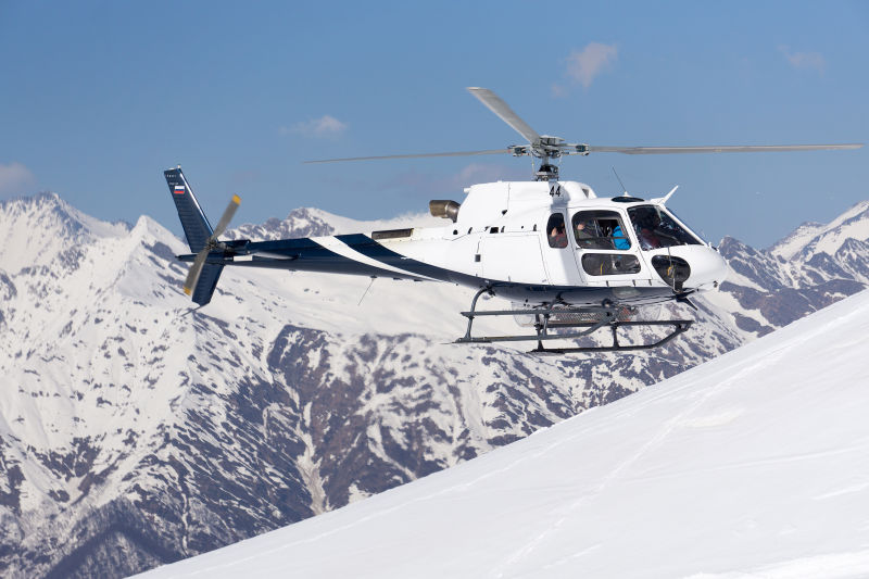 雪山白色救援的直升机
