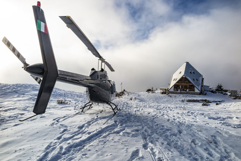 直升机停落在雪山上