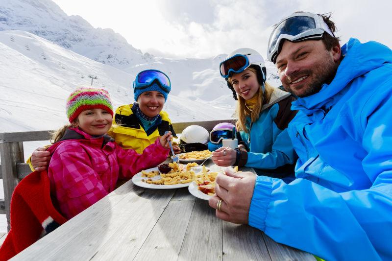 冬季滑雪爱好者在雪山上享受午餐
