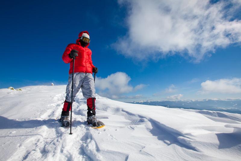 徒步登上雪山的旅行者