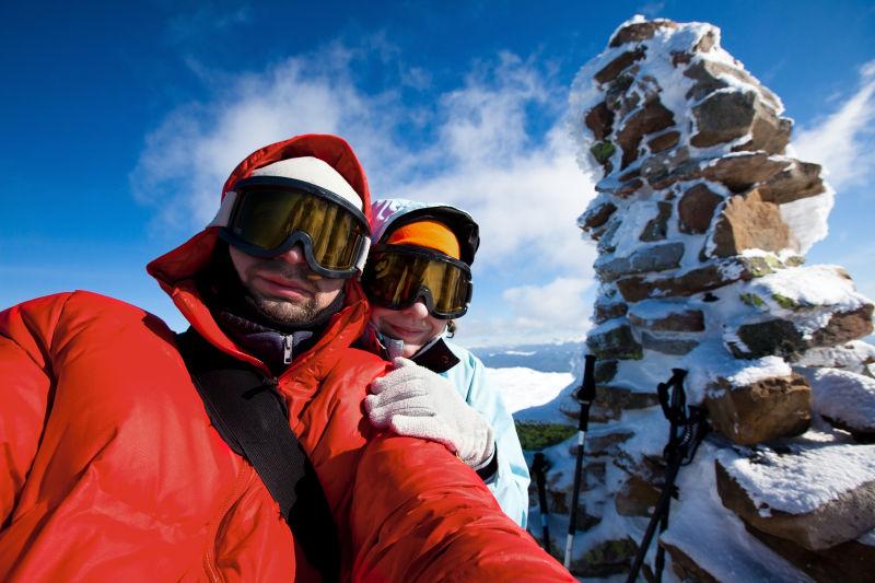 冬季雪山上的徒步旅行者夫妇