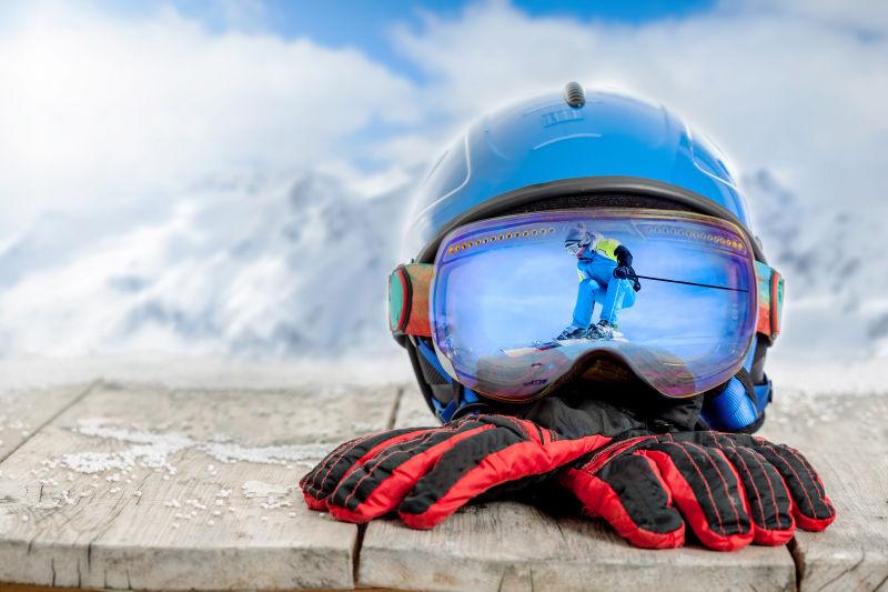 冬季滑雪手套和头盔