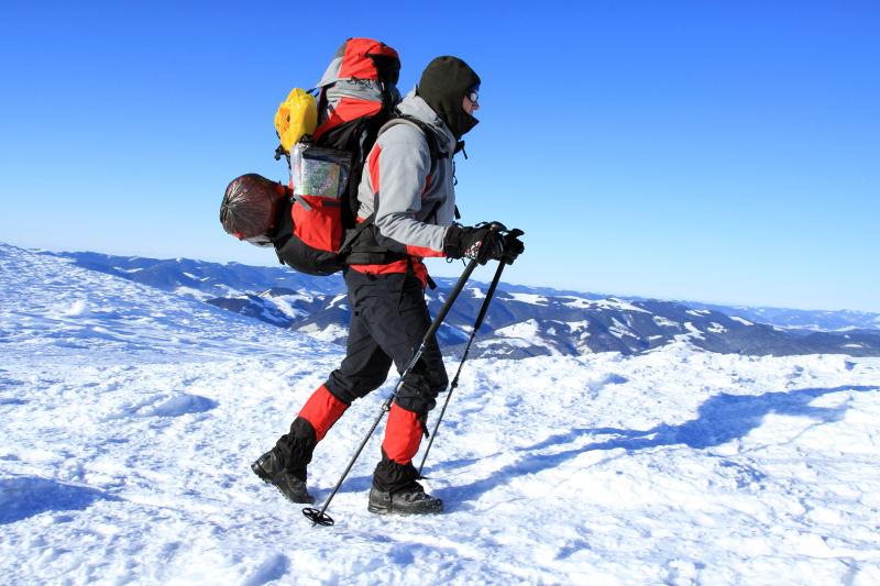 冬季雪地里徒步旅行