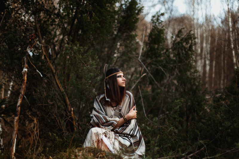 森林里蹲着的异族女人
