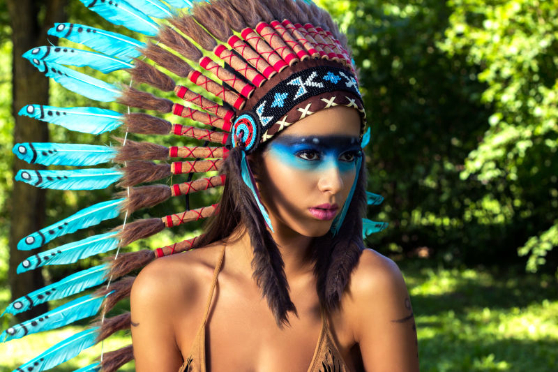 脸上涂着颜料的女印第安人