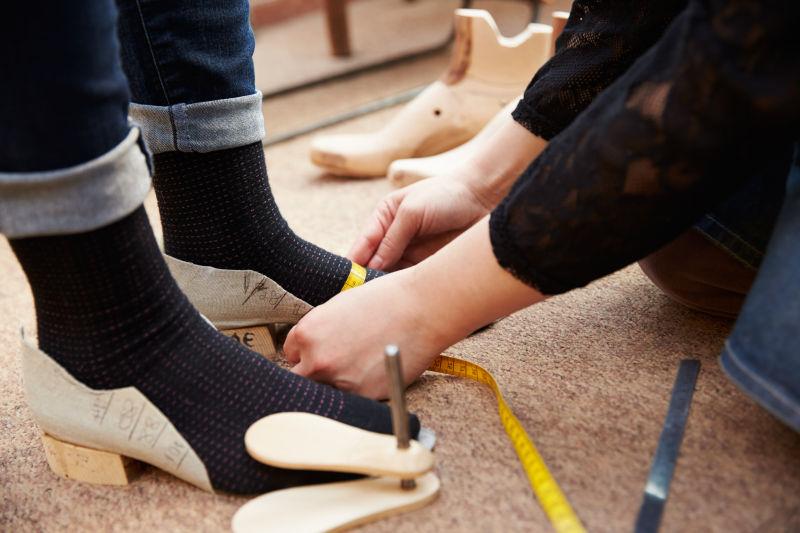 鞋匠测量顾客脚