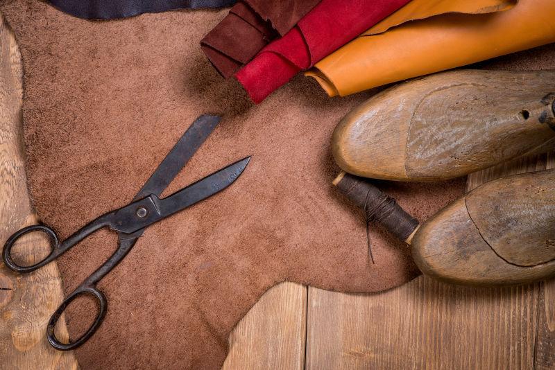 木制背景下制作鞋的工具