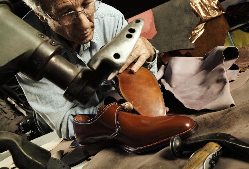 鞋匠手工制作鞋子