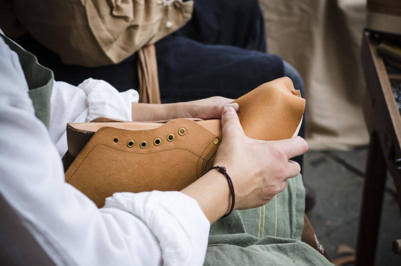 鞋匠制造和加工靴子